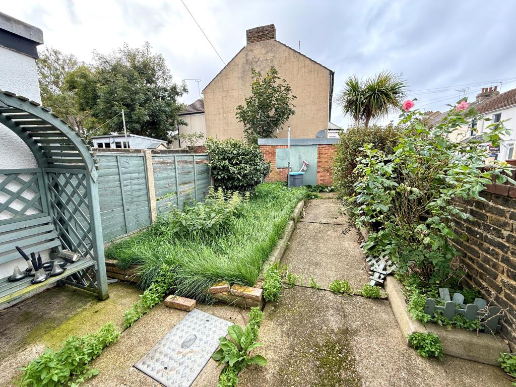 Lot: 174 - THREE-BEDROOM END-TERRACE FOR REFURISHMENT - Garden to rear